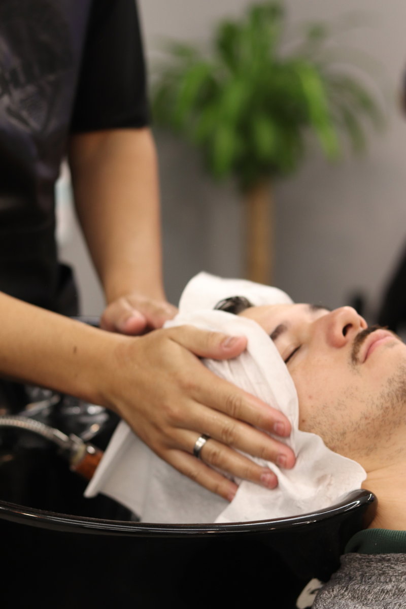 Lavagem, com a toalha no rosto do cliente